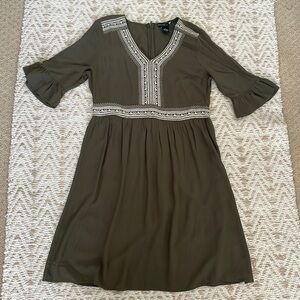 Design history medium 100% rayon hunter green dress